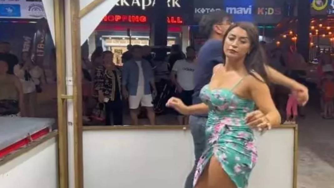 Çılgın Dondurmacı bu defa sınırı fena aştı! Kadın müşterisini kucakladığı gibi... İzleyenler şaştı kaldı, eşin sakın görmesin! 3